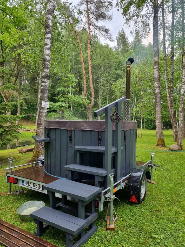 Turistauk-LT-mobilus-kubilas-ir-plaukimas-baidaremis-upe-Jura